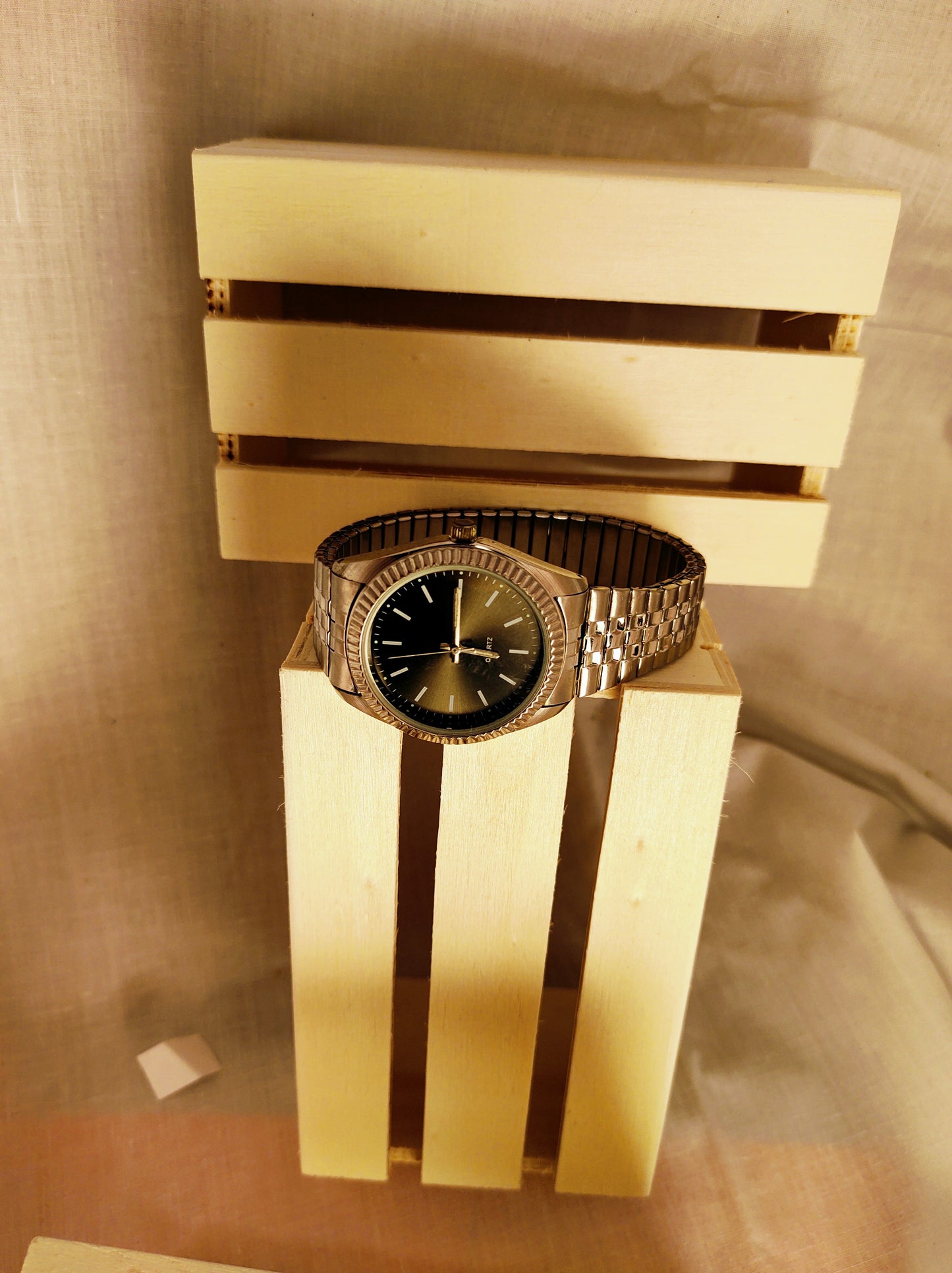 Simple Quartz men's watch stainless case and band ..some pitting on back but run well..