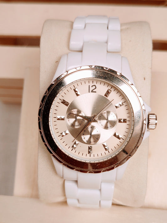 Simple Quartz watch stainless bezel , nice white hard plastic bracelet