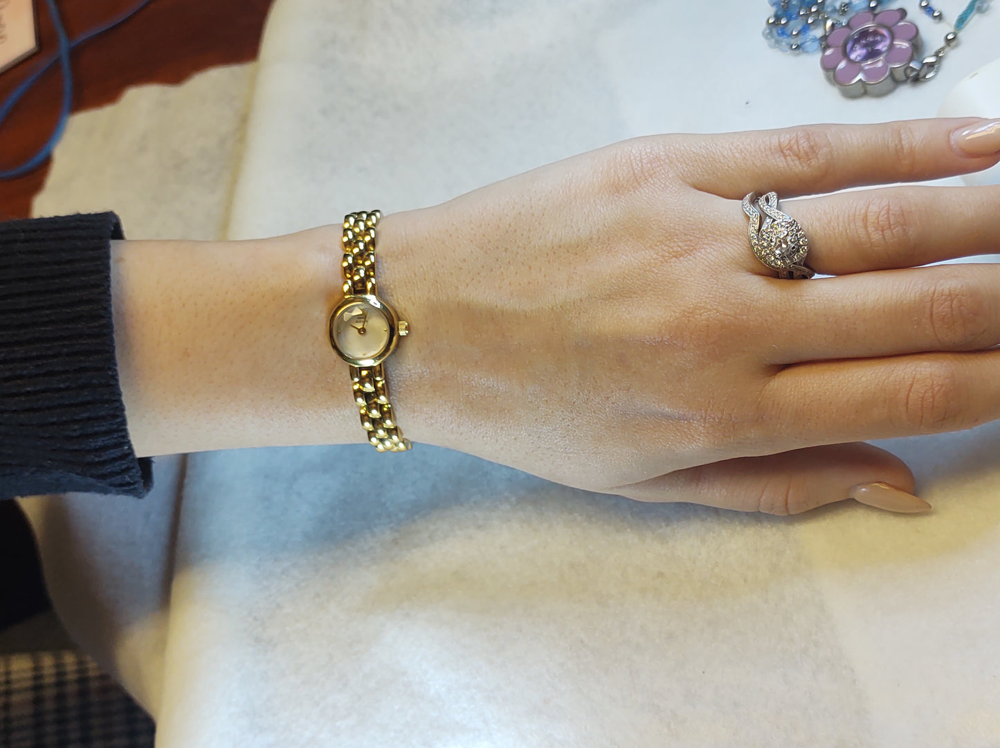 Sergio Valente diamond Pre-owned ladies Quartz gold tone bracelet.red dial