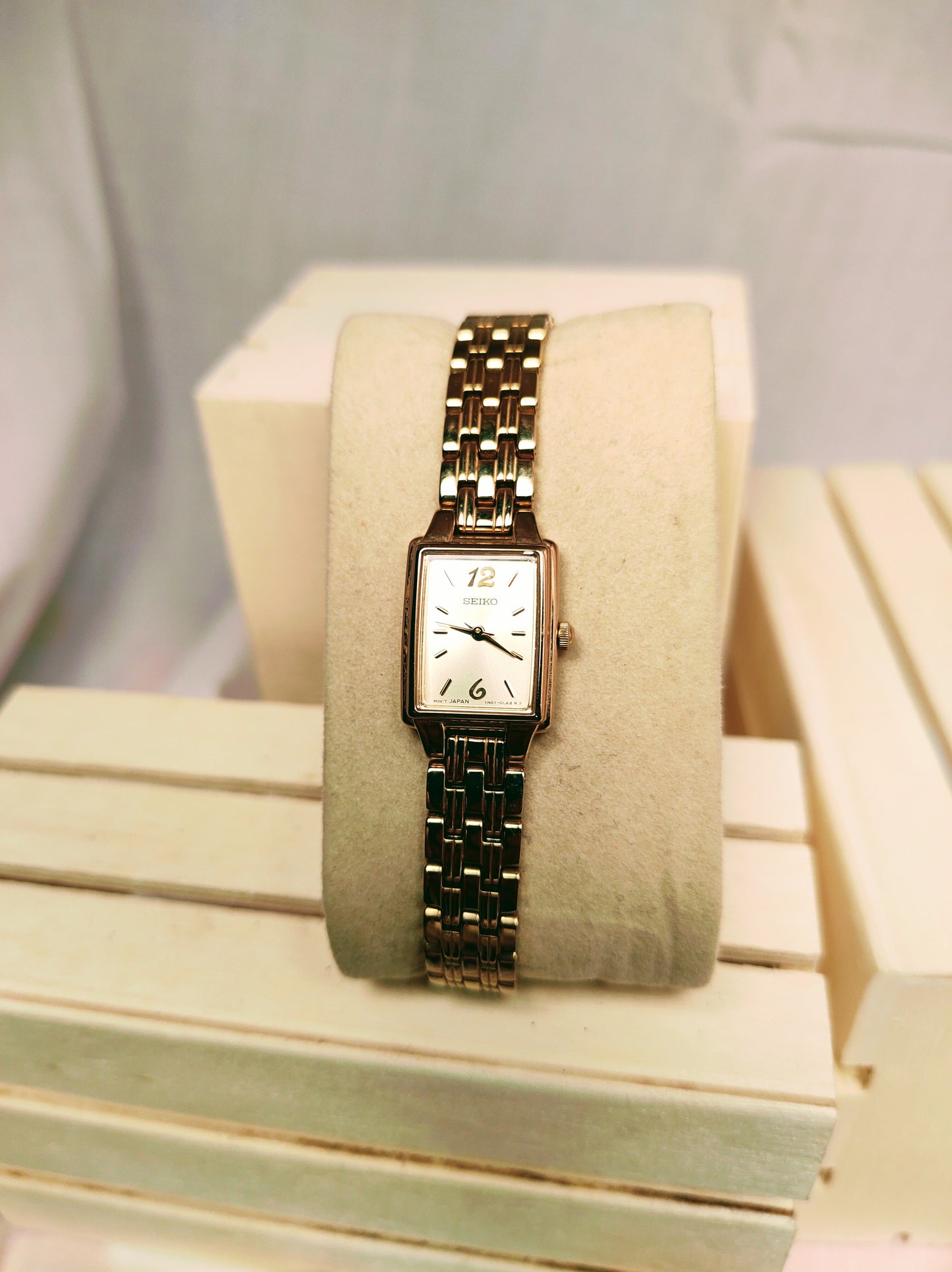 Seiko pre-owned Quartz ladies casual ...gold tone case and bracelet..white dial nice watch