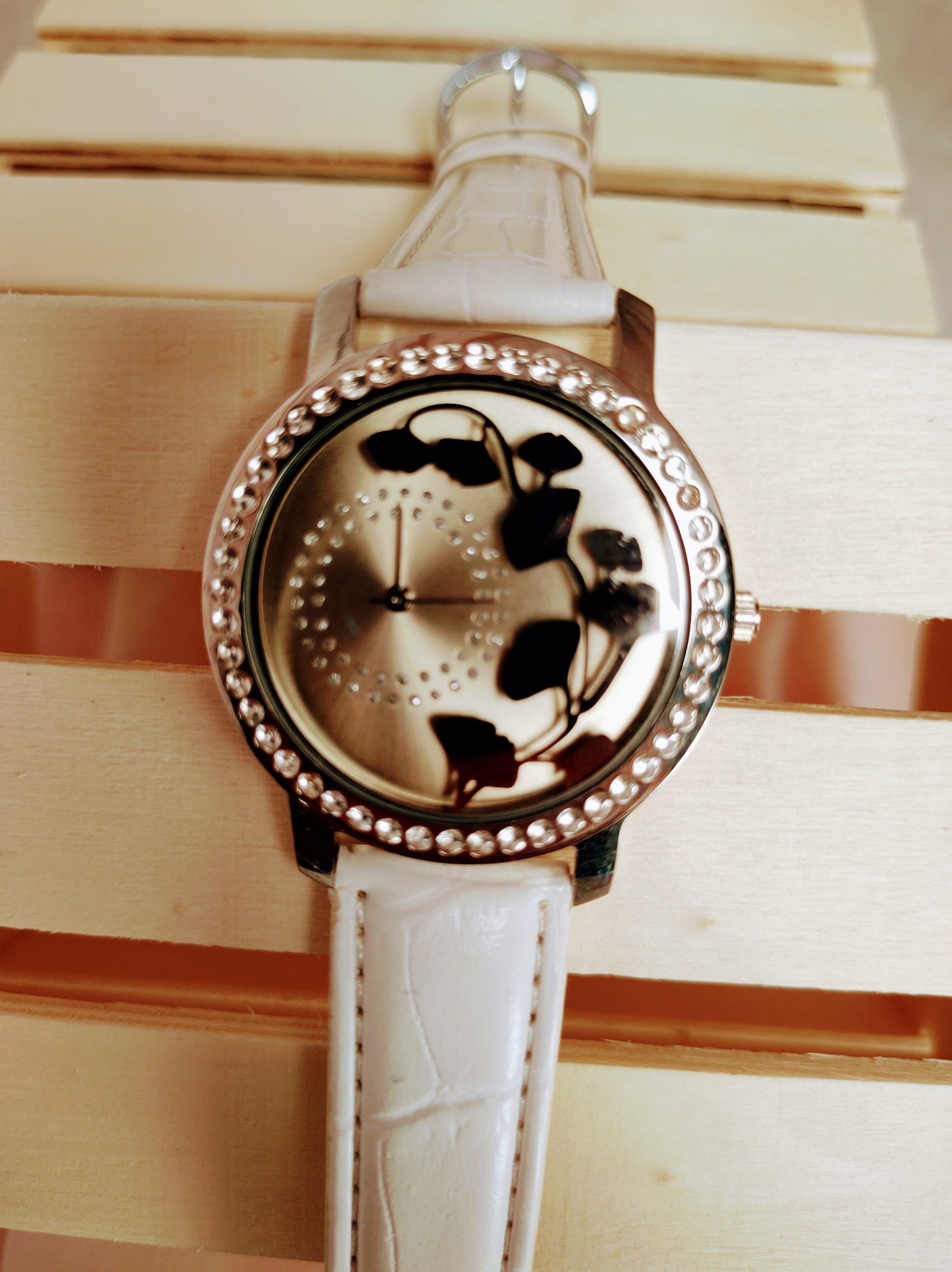 Very nice like new elegant Quartz.. silver dial with leaves surrounded by imitation diamonds..white leather strap very nice watch.