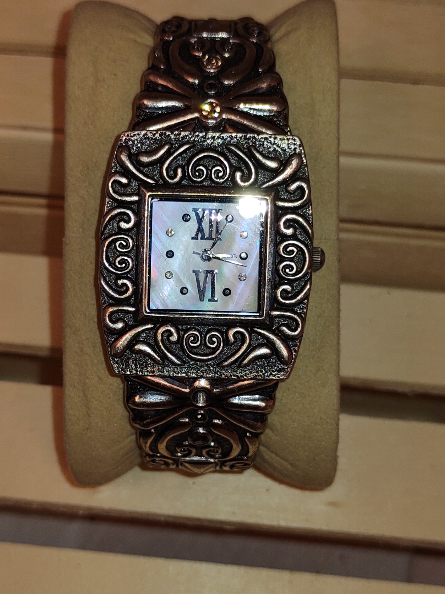 Very nice pre-owned Victorian style bracelet Quartz watch beautiful design oyster dial  ..dress or casual..