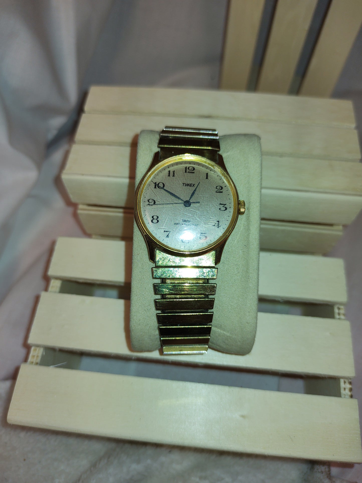 Simple Pre-owned Timex Quartz gold tone steel case and band ..white dial runs well male or female watch.. signs of wear