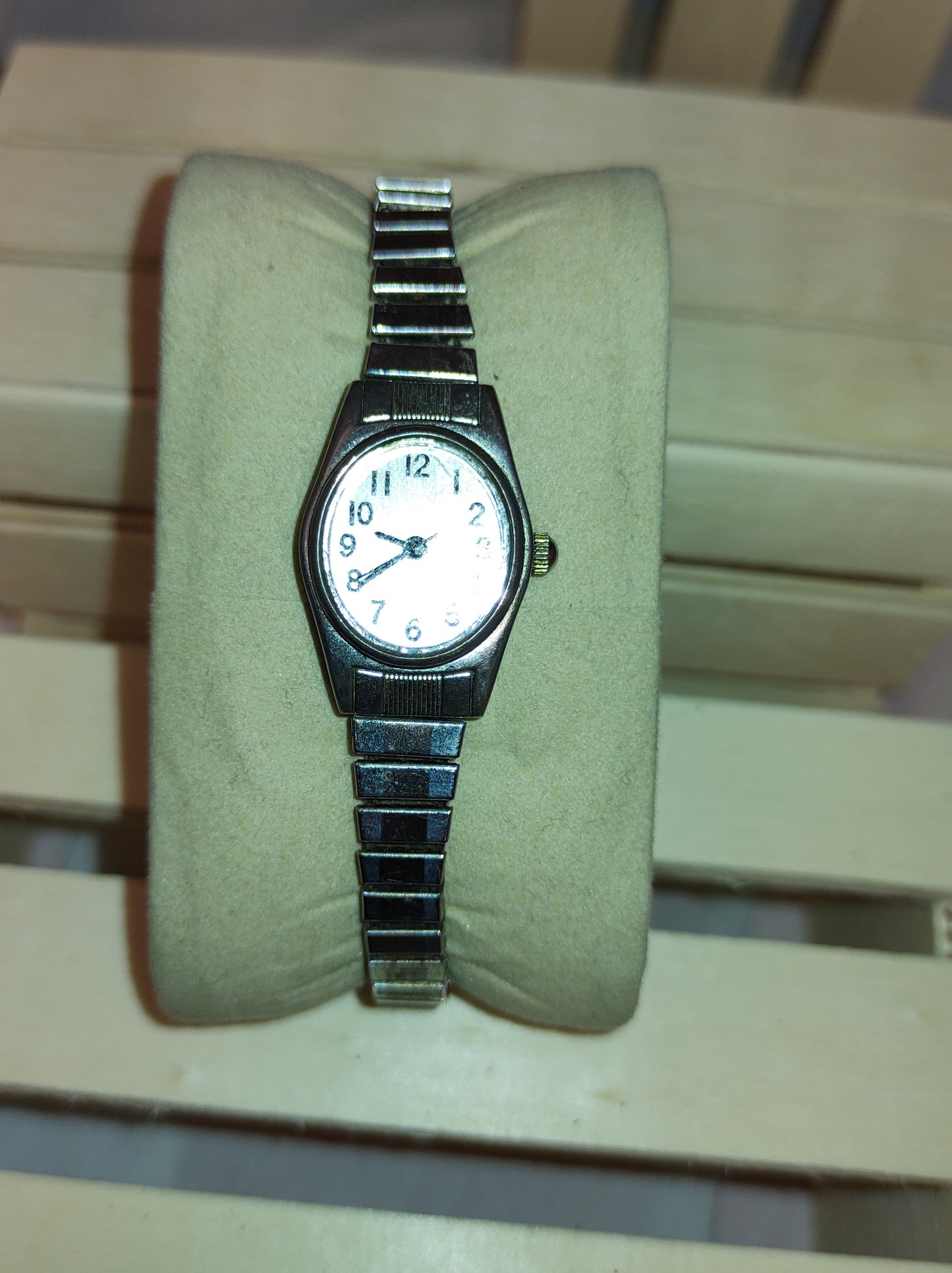 Simple pre-owned ladies stainless steel with white dial .steel band runs well every day watch